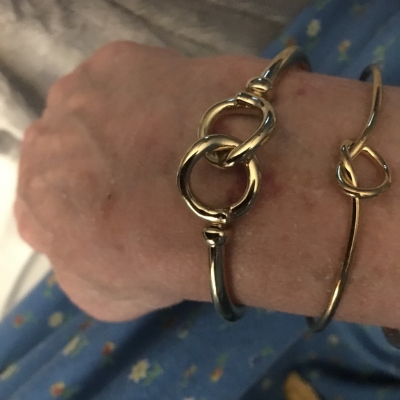 Gold NWOTintertwined necklace with a toggle clasp. - Picture 4 of 4